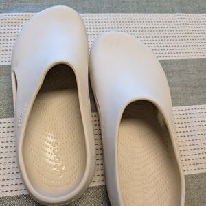 CROCS Cream Slip-On Sandals